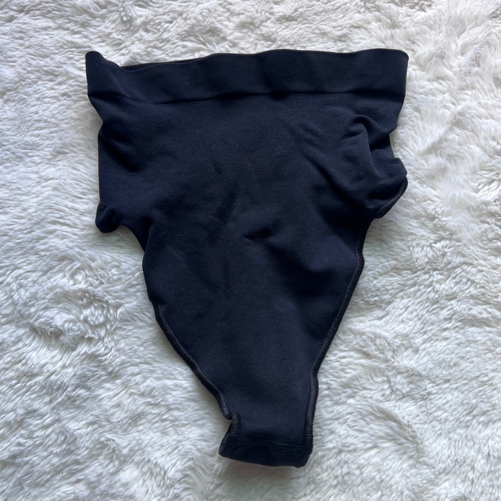 SKIMS Sculpting High Waisted Thong Onyx Black Seamless Shapewear Small NEW